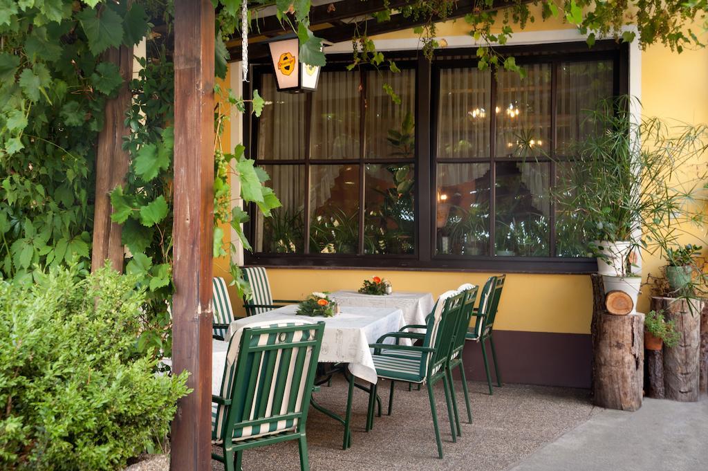 Hubertushof Fromwald Hotel Und Gasthof Bad Fischau エクステリア 写真