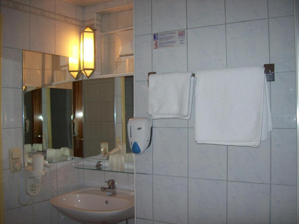 Hubertushof Fromwald Hotel Und Gasthof Bad Fischau 部屋 写真