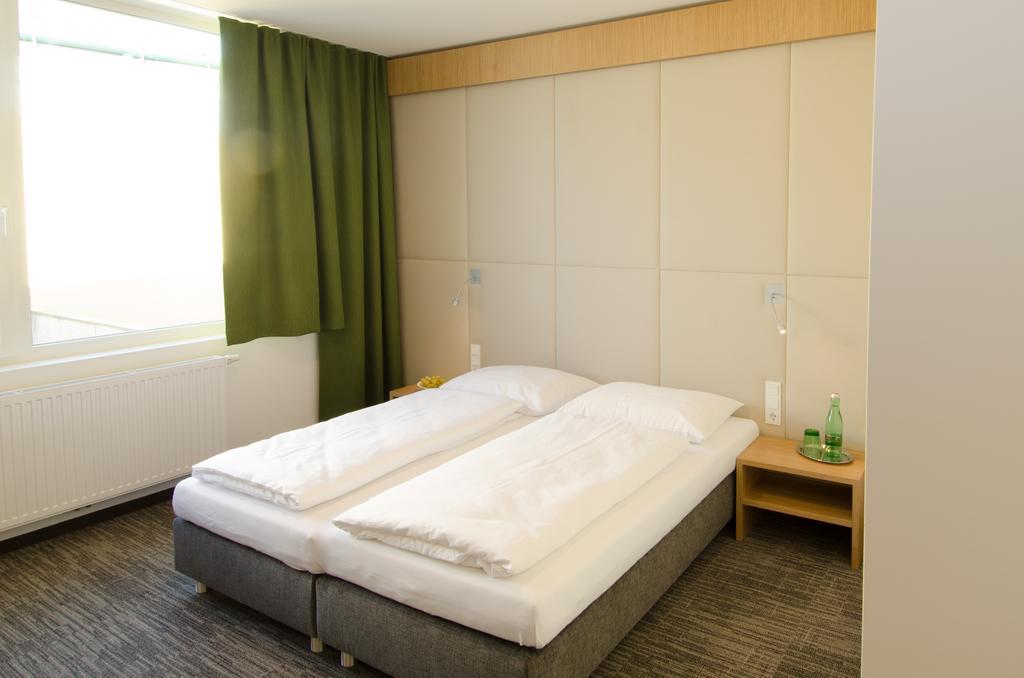 Hubertushof Fromwald Hotel Und Gasthof Bad Fischau エクステリア 写真