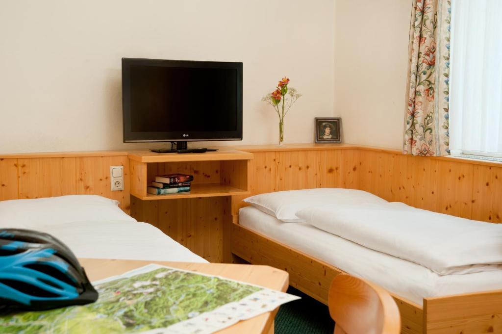 Hubertushof Fromwald Hotel Und Gasthof Bad Fischau エクステリア 写真