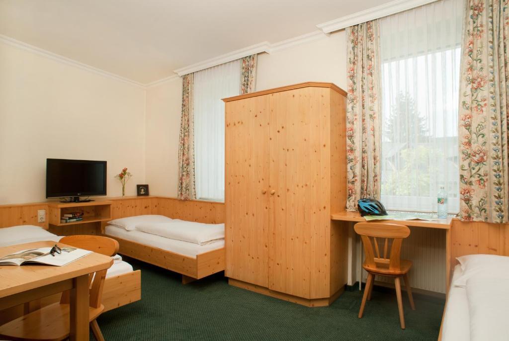 Hubertushof Fromwald Hotel Und Gasthof Bad Fischau エクステリア 写真