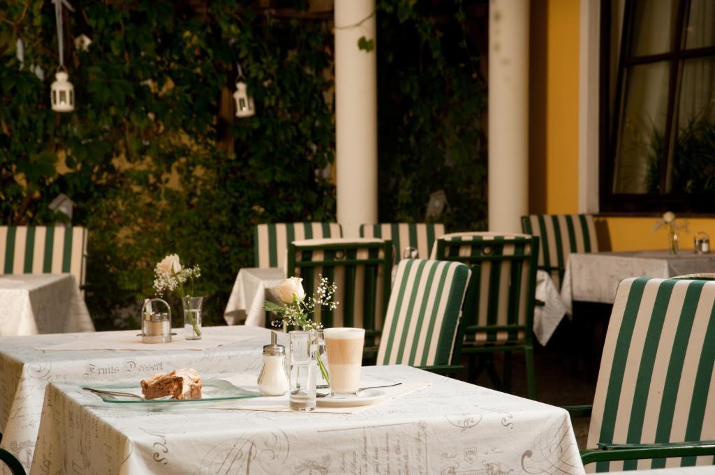 Hubertushof Fromwald Hotel Und Gasthof Bad Fischau エクステリア 写真